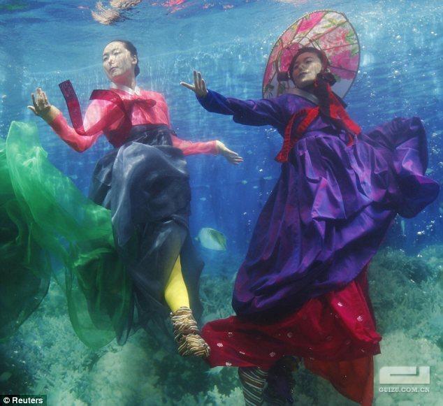 韩国上演另类水底民族时装秀