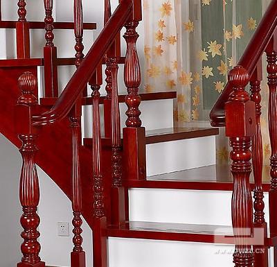 家装设计新创意：楼梯与人工木雕相结合