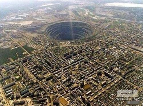 全球最大的钻石坑—吭气能吞直升机