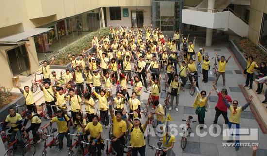 深圳设计师骑自行车宣传“地球一小时”环保活动